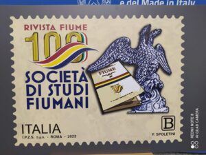 Scopri di più sull'articolo Emesso da Poste Italiane il francobollo per i 100 anni della Società di Studi Fiumani.